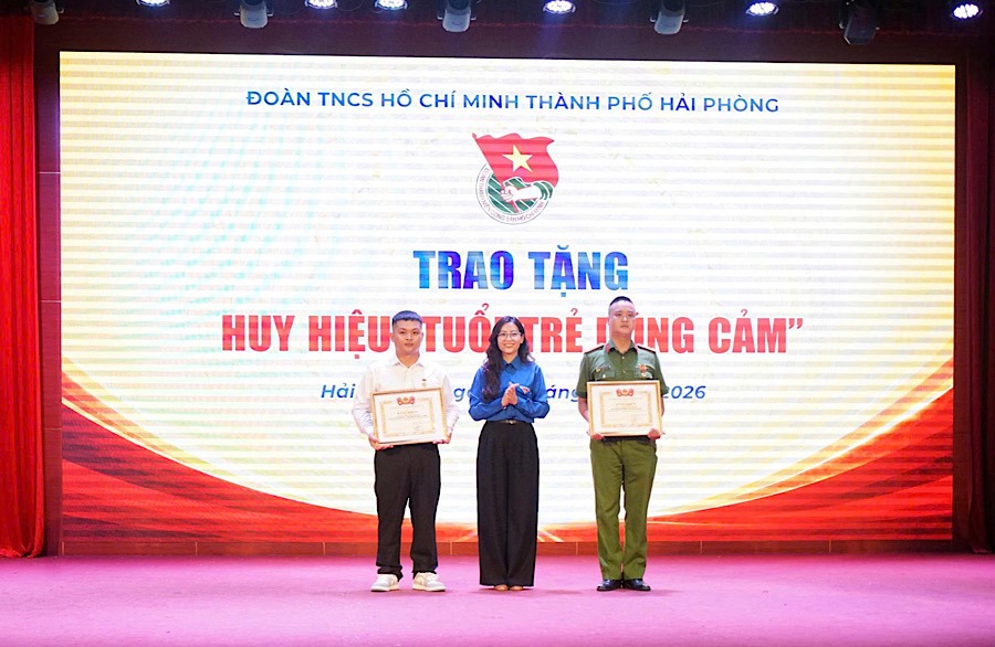 Trao Bằng khen của Trung ương Đoàn và Huy hiệu “Tuổi trẻ dũng cảm” tặng  Đại úy Nguyễn Đức Thịnh - đoàn viên Đoàn Công an phường Gia Viên